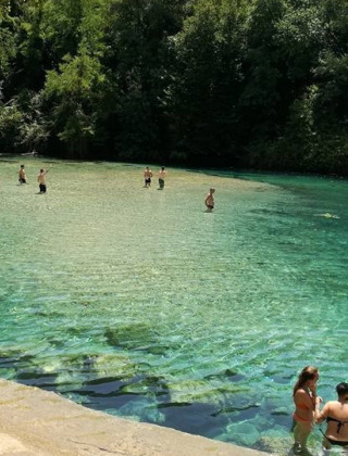 Des personnes se baignent et se détendent dans une piscine naturelle près de Narni, en Ombrie, Italie.