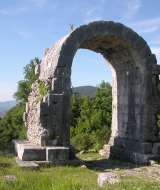 Ancienne arche romaine en pierre entourée de verdure près de Narni, une ville d’Ombrie, en Italie.