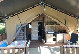 Indretning af luksustelt med køkken og spisebord på Camping Monti del Sole, en feriepark i Umbrien, Italien.