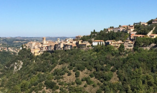 Vue panoramique sur Narni, ville médiévale d’Ombrie, Italie, surplombant les collines verdoyantes.