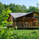 Safari teltet Ranger Lodge ved Recreation Park Den Blanken i Holland omgivet af grøn natur og træer.