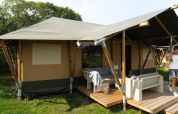 Safari-teltet Medley Lodge med spabad i Recreation Park Den Blanken, Holland, udendørs terrasse.