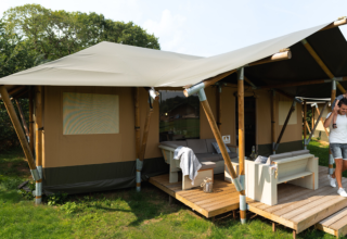 Safari tent Medley Lodge with hot tub at Recreation Park Den Blanken, Netherlands, outdoor seating area.