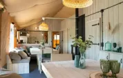 Indvendig udsigt over Medley Lodge safari telt med boblebad på Recreation Park Den Blanken i Holland.