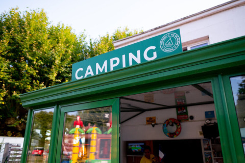 Ingresso del Camping de Thoissey, un noto parco vacanze in Auvergne-Rhône-Alpes, Francia.