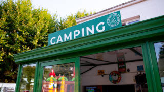 Indgangen til Camping de Thoissey, en populær ferielejrplads i Auvergne-Rhône-Alpes, Frankrig.