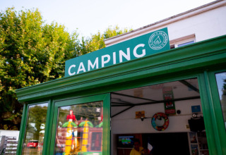 Ingresso del Camping de Thoissey, un noto parco vacanze in Auvergne-Rhône-Alpes, Francia.