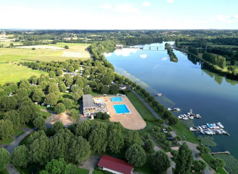 Luftaufnahme vom Camping de Thoissey in Auvergne-Rhône-Alpes mit Schwimmbad, Fluss und Bootsanleger.