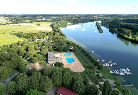 Luchtfoto van Camping de Thoissey in Auvergne-Rhône-Alpes met zwembad, jachthaven en bomen langs de rivier.