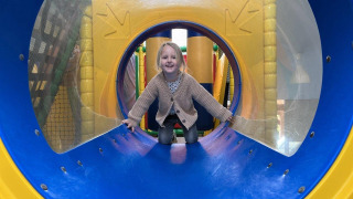 Un niño juega dentro de un túnel colorido en el parque infantil cubierto de Den Blanken, Gelderland.