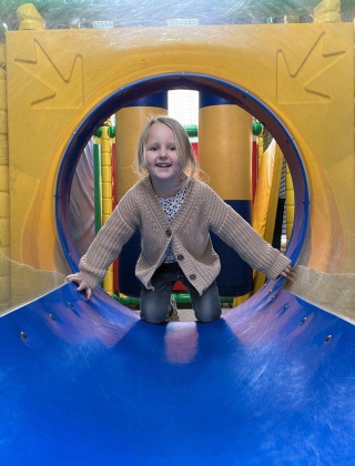 Un niño juega dentro de un túnel colorido en el parque infantil cubierto de Den Blanken, Gelderland.