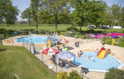 Børnevenligt udendørs poolområde i Rekreationspark Den Blanken med rutsjebane og afslappende stemning.