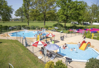 Gezinsvriendelijk buitenzwembad bij Recreatiepark Den Blanken met glijbanen en ontspannen sfeer.