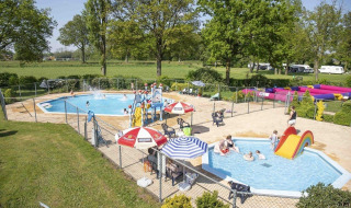 Zona de piscina exterior para familias en Recreation Park Den Blanken, con toboganes y ambiente relajado.
