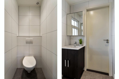 Modern lodgebadkamer bij Bospark Ede in Nederland met hangend toilet en wastafel in Module Special Wellness.