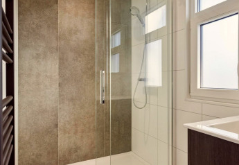 Ducha moderna con puerta de cristal y rociador tipo lluvia en un baño de lodge en Bospark Ede, Países Bajos.