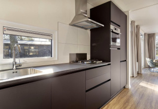 Moderne keuken van lodge Module Special Wellness met strakke look in Bospark Ede, Nederland.