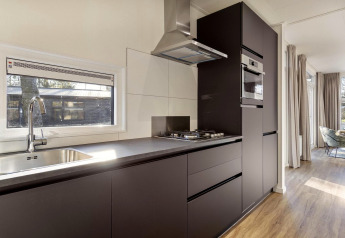 Cocina moderna de lodge Module Special Wellness con diseño elegante en Bospark Ede, Países Bajos.