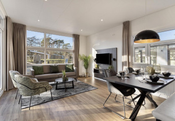 Interno di un lodge moderno a Bospark Ede, Paesi Bassi, con area soggiorno e pranzo, Module Special Wellness.