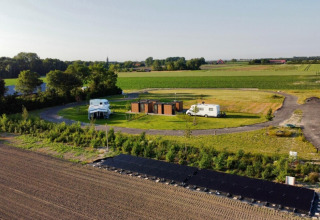 Minicamping Hofstede Zonnevliet in Zeeland, Nederland, met zonnepanelen, campers en landelijke uitzichten.