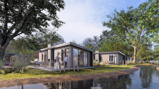 Moderne lodge ved vandet i Zypendaal Comfort, Veluwepark de Bosgraaf, Holland, omgivet af træer.