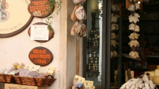 Negozio tipico con salumi e prodotti locali all’ingresso del Camping Il Collaccio in Umbria, Italia.