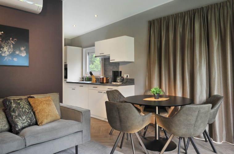 Modernes Wohn- und Esszimmer im Mountain Lodges, stilvoll eingerichtet mit gemütlichen Möbeln und Küche.