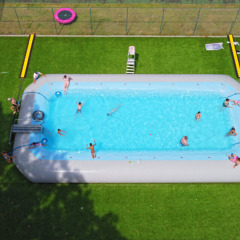 Vacacionistas disfrutan de una gran piscina inflable en Camping Kempen, un parque vacacional en Amberes, Bélgica.