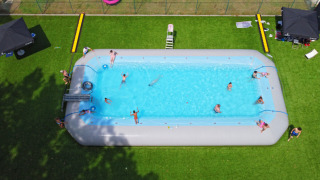 Vacacionistas disfrutan de una gran piscina inflable en Camping Kempen, un parque vacacional en Amberes, Bélgica.