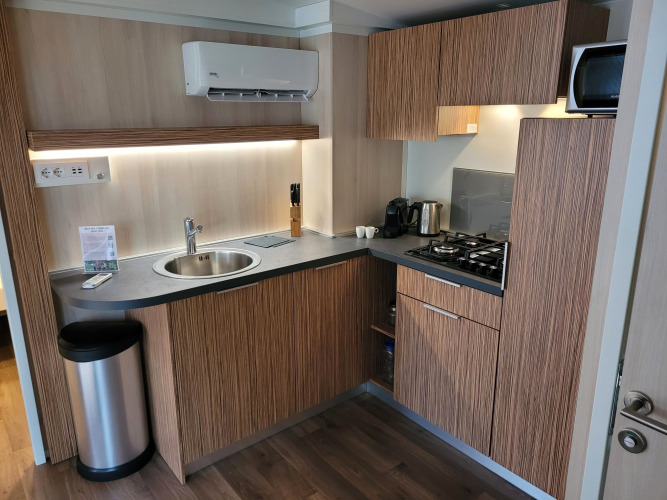 Cocina moderna en SunLodge Katsura con muebles de madera, fregadero, estufa de gas y microondas.