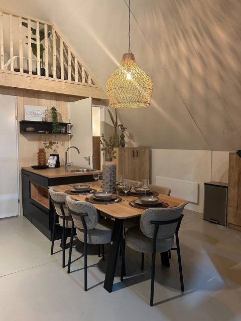 Moderne eet- en keukenhoek in de Big lodge op Holiday park De Boshoek, Nederland, gezellig ingericht.