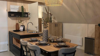 Zona pranzo e cucina moderna nella Big lodge presso Holiday park De Boshoek, Paesi Bassi, atmosfera accogliente.