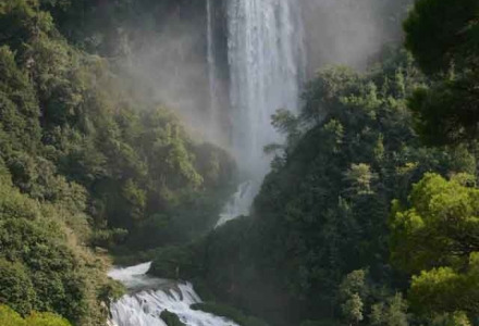 Cascata immersa nel verde vicino a Preci, Umbria, Italia, con diversi livelli d'acqua scenografici.