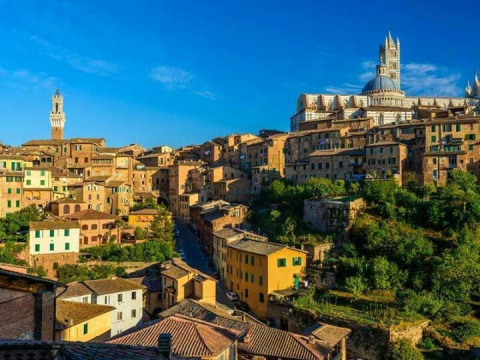 Vista de edificios históricos y la catedral en las colinas cerca de Tavarnelle Val di Pesa, Toscana, Italia.