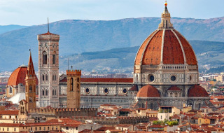 Vista sul Duomo di Firenze e la sua cupola, con montagne sullo sfondo, vicino a Tavarnelle Val di Pesa.