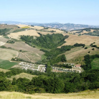 Panoramisch zicht op heuvels en akkers rond Monteciccardo in de Italiaanse regio Marche.