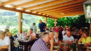 Buiten tafelen bij Camping Podere sei Poorte, vakantiepark in Marche, Italië met panoramisch uitzicht.