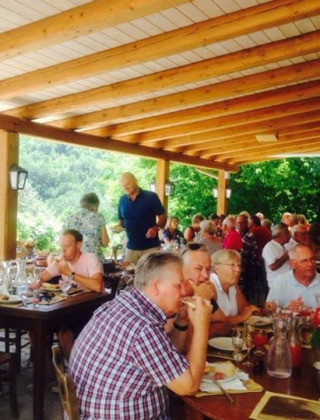 Ospiti che cenano all'aperto al Camping Podere sei Poorte, villaggio vacanze nelle Marche, Italia.