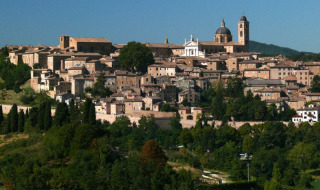 Panoramisch zicht op Monteciccardo, een charmant stadje in Marche, Italië, met groene heuvels rondom.