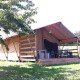 Safari-telt med sanitetsfaciliteter på Camping Podere Sei Poorte i Italien, med veranda og møbler.