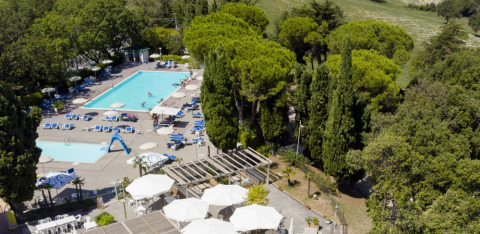 Vue aérienne des piscines, transats et arbres au Camping Mar y Sierra, dans les Marches, Italie.