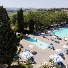 Luftaufnahme von Camping Mar y Sierra mit zwei Pools, Sonnenliegen und Sonnenschirmen in Marken, Italien.