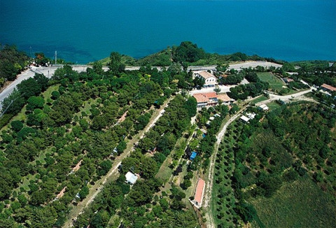 Vista aerea del Camping Paradiso, villaggio turistico nelle Marche, Italia, immerso nel verde vicino al mare.