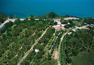 Vista aerea del Camping Paradiso, villaggio turistico nelle Marche, Italia, immerso nel verde vicino al mare.