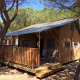 Safari-telt med sanitære faciliteter ved Camping Paradiso i Italien, omgivet af træer og natur.