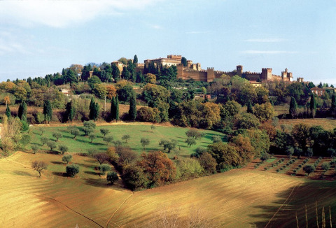 Blick auf eine mittelalterliche Burg auf einem Hügel mit umliegender Landschaft bei Pesaro, Marche, Italien.