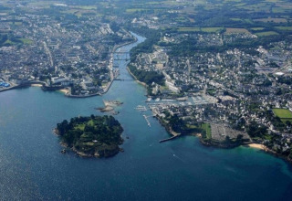 Foto aerea di Douarnenez in Bretagna, Francia, con la costa, la città e una vicina isola visibili.