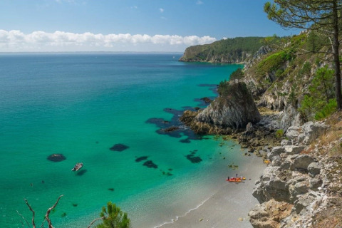 Splendida vista sul mare turchese, scogliere e spiaggia a Camping de Kerleyou, Bretagna, Francia.