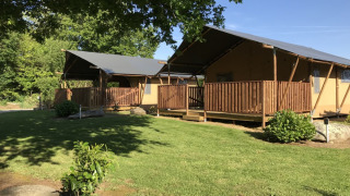 Tiendas safari con instalaciones sanitarias en Camping de Kerleyou, Francia, rodeadas de naturaleza.