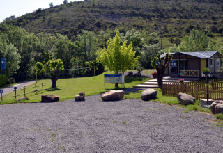 Panoramablick auf Camping Saint Amand in Auvergne-Rhône-Alpes, Frankreich, mit Wiese und Rezeption.